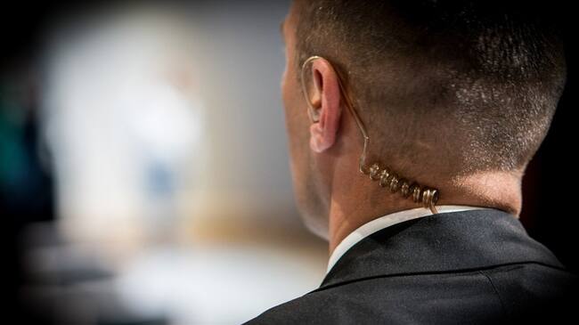 Entre las infracciones más comunes en cometidas por las caravanas de escoltas está bloquear el tráfico para privilegiar el paso y estacionar mal en la calle. Foto: Getty Images / JASMIN MERDAN