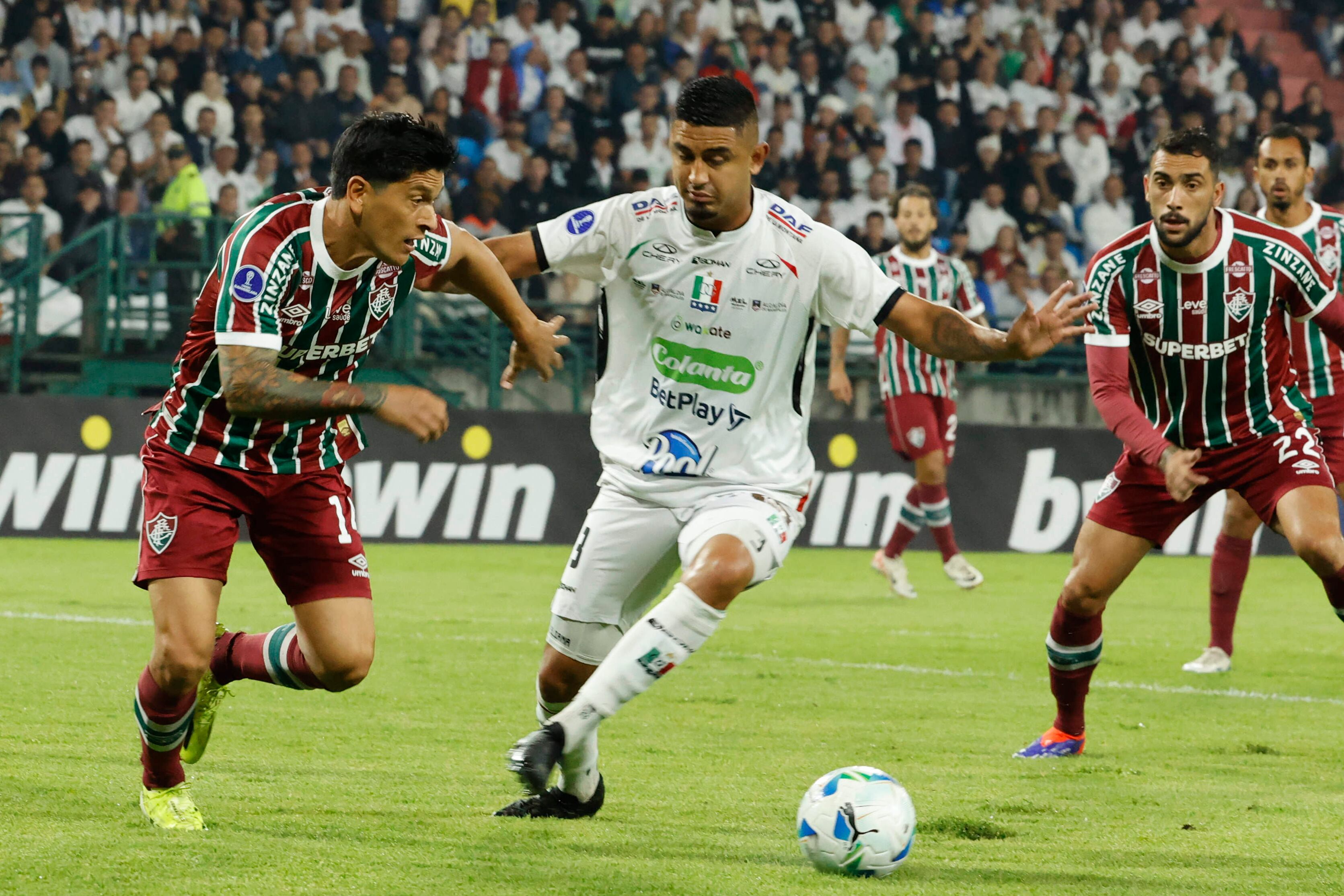 Jerson Malagón de Once Caldas disputa el balón con Germán Cano de Fluminense durante la primera fecha de la fase de grupos de la Copa Sudamericana. FOTO: EFE/ Mauricio Dueñas Castañeda