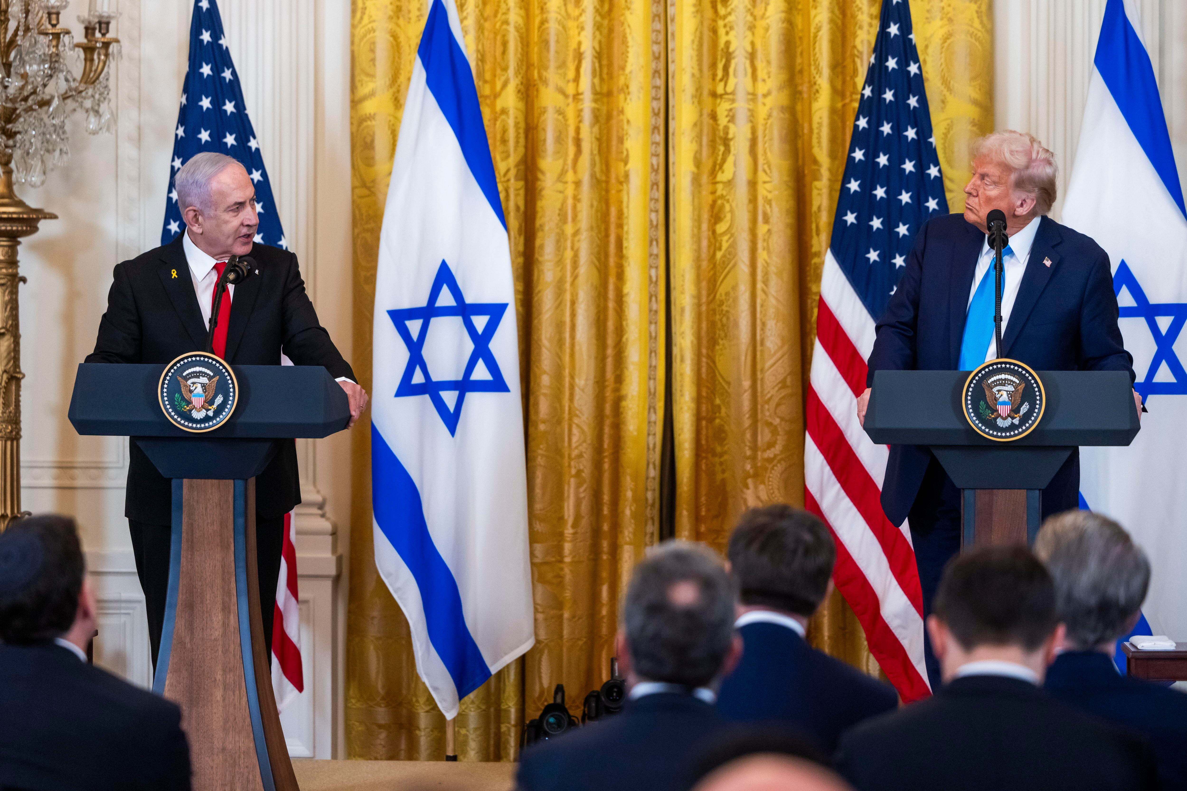 Washington (Estados Unidos), 05/02/2025.- El presidente estadounidense, Donald Trump (d), y el primer ministro israelí, Benjamin Netanyahu (i), hablan durante una rueda de prensa en la Sala Este de la Casa Blanca.