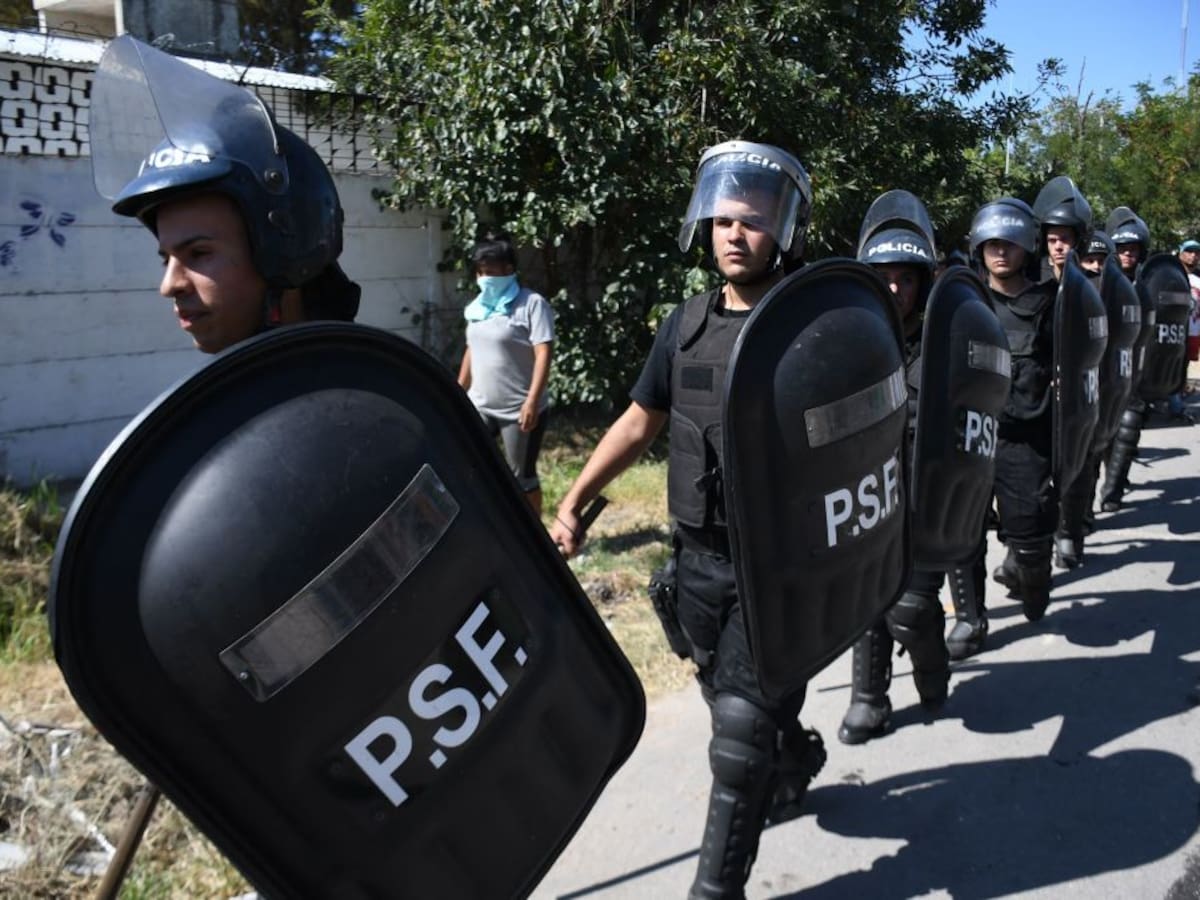 Agentes federales llegan a Rosario, Argentina, para combatir ola de violencia