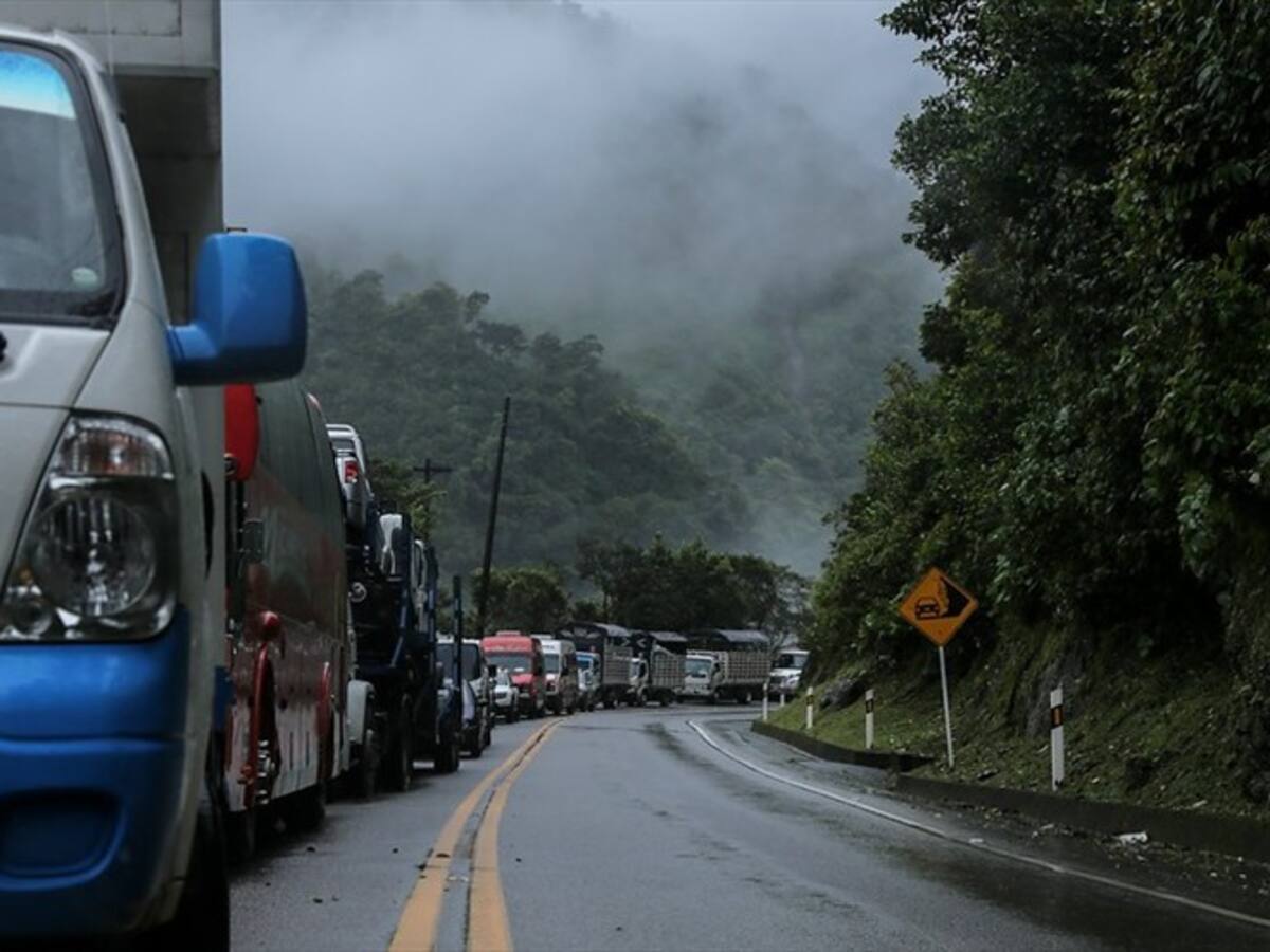 Derrumbe impide el paso en la vía Calarcá - Cajamarca