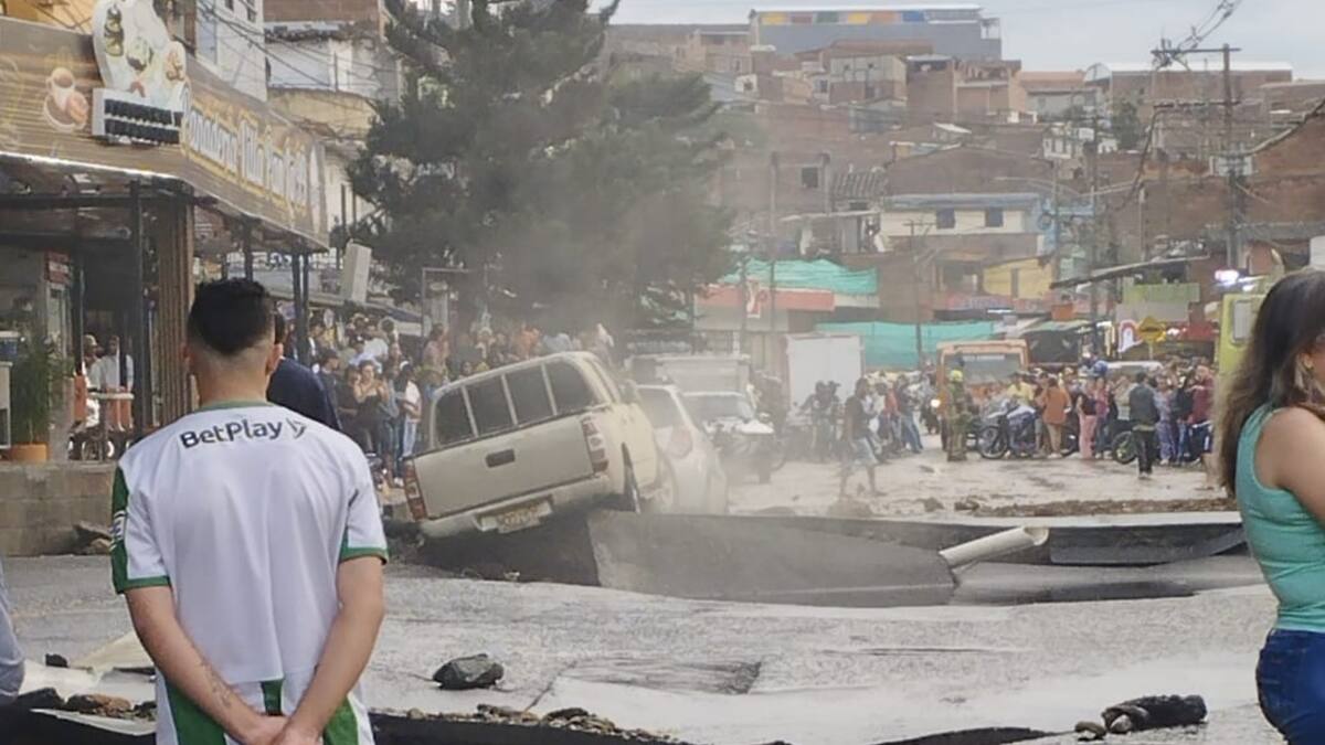 Fuga de acueducto en barrio de Medellín genera graves inundaciones
