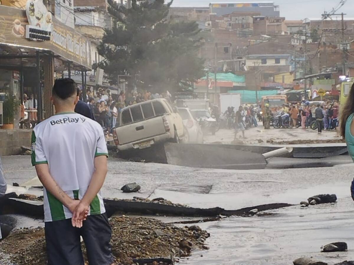 Fuga de acueducto en barrio de Medellín genera graves inundaciones