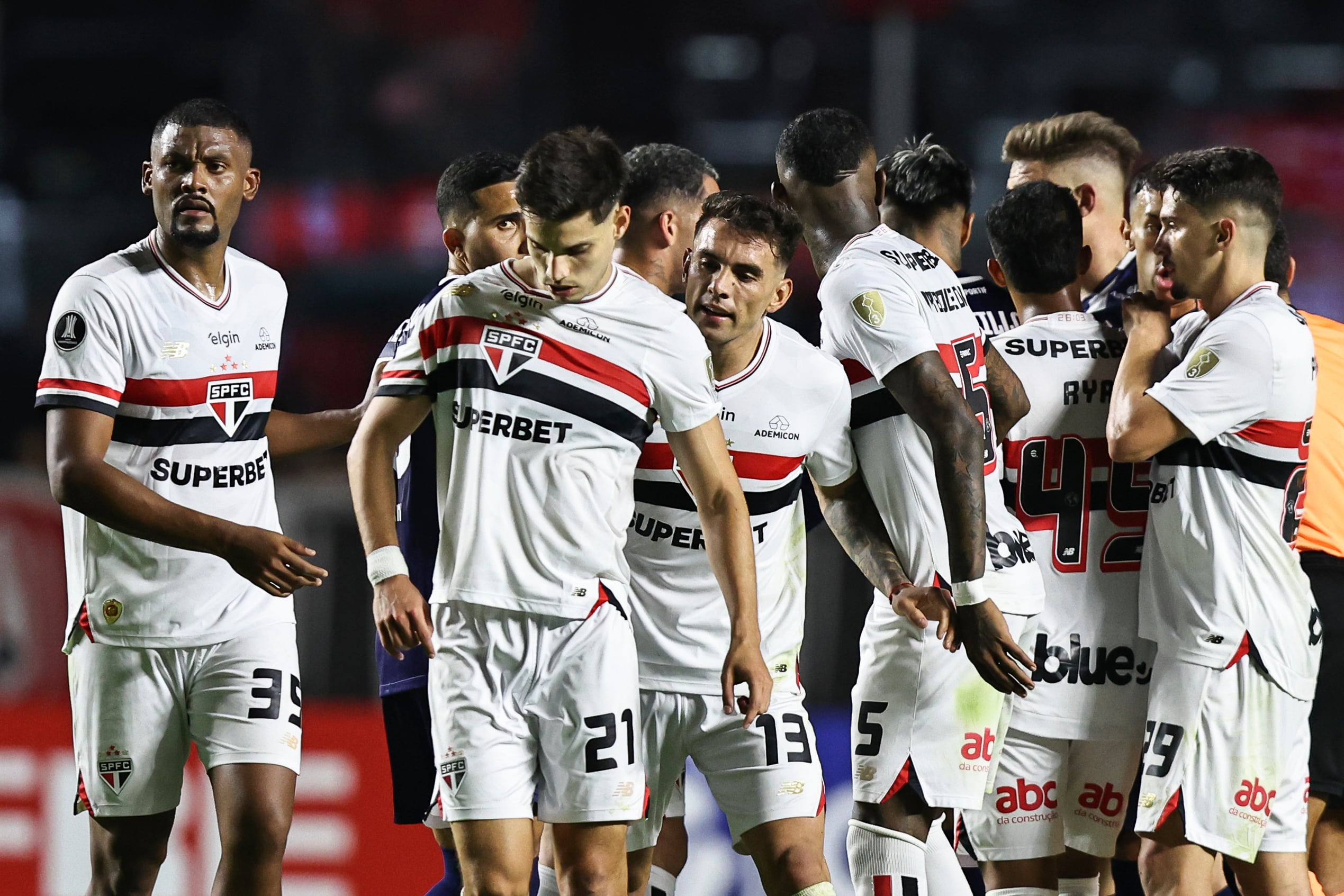 Damián Bobadilla (c) de Sao Paulo fue acusado de Xenofobia en el juego Sao Paulo vs Talleres de Argentina por Copa Libertadores. EFE/ Isaac Fontana