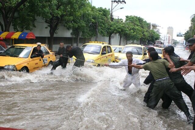 LAS FUERTES LLUVIAS QUE HAN CAÍDO EN LOS ÚLTIMOS DÍAS SOBRE BARRANQUILLA HA CAUSADO GRAVES EMERGENCIAS, DEJANDO A VARIAS PERSONAS ATRAPADAS ENTRE LOS ARROYOS QUE CUBRE ALGUNAS VÍAS. (COLPRENSA – JORGE MARIO ERAZO)