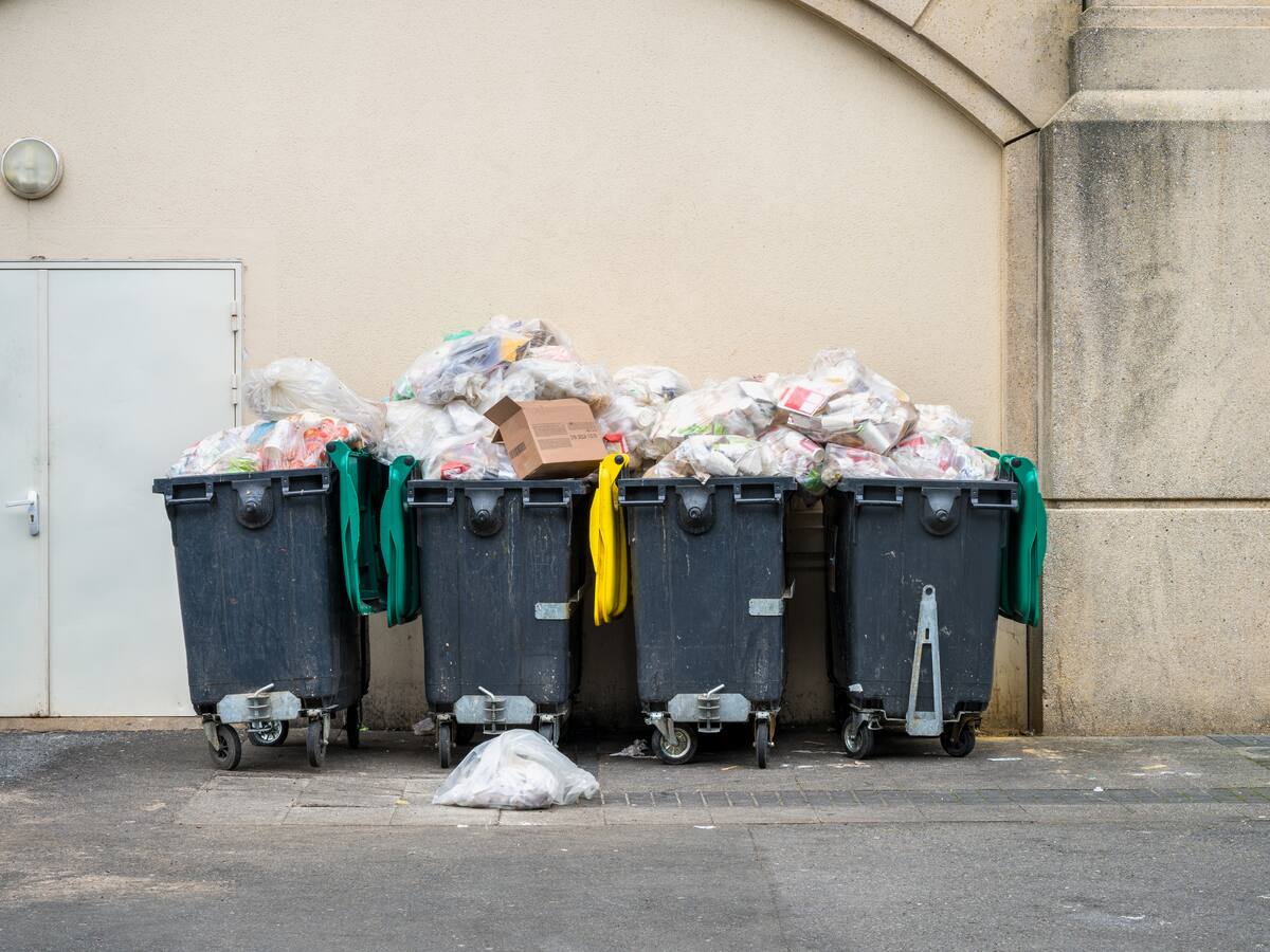 Multa por arrojar basura, llantas o escombros en el espacio público supera los 700 mil pesos