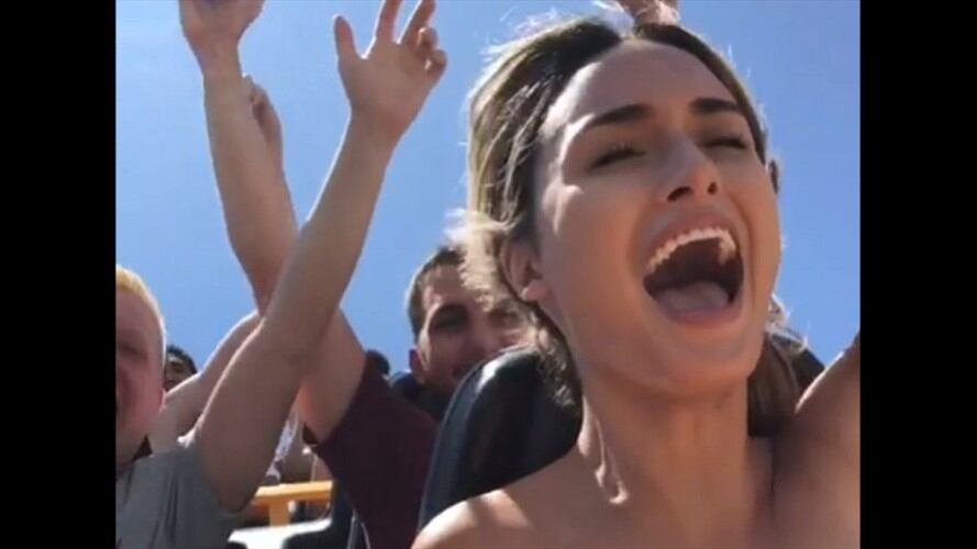 Julia Rose se grabó semidesnuda mientras estaba en la atracción y le sucedió una situación bastante curiosa.. Foto: Captura de Instagram