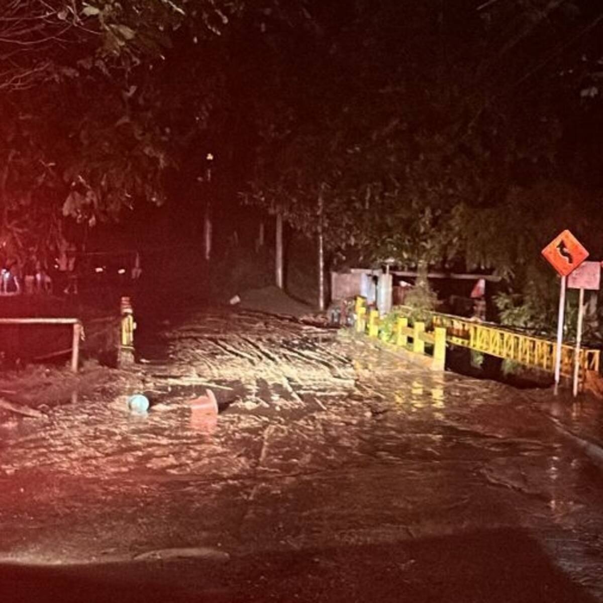 Alerta en Silvania por lluvias: creciente de quebrada deja una persona muerta y tres desaparecidas