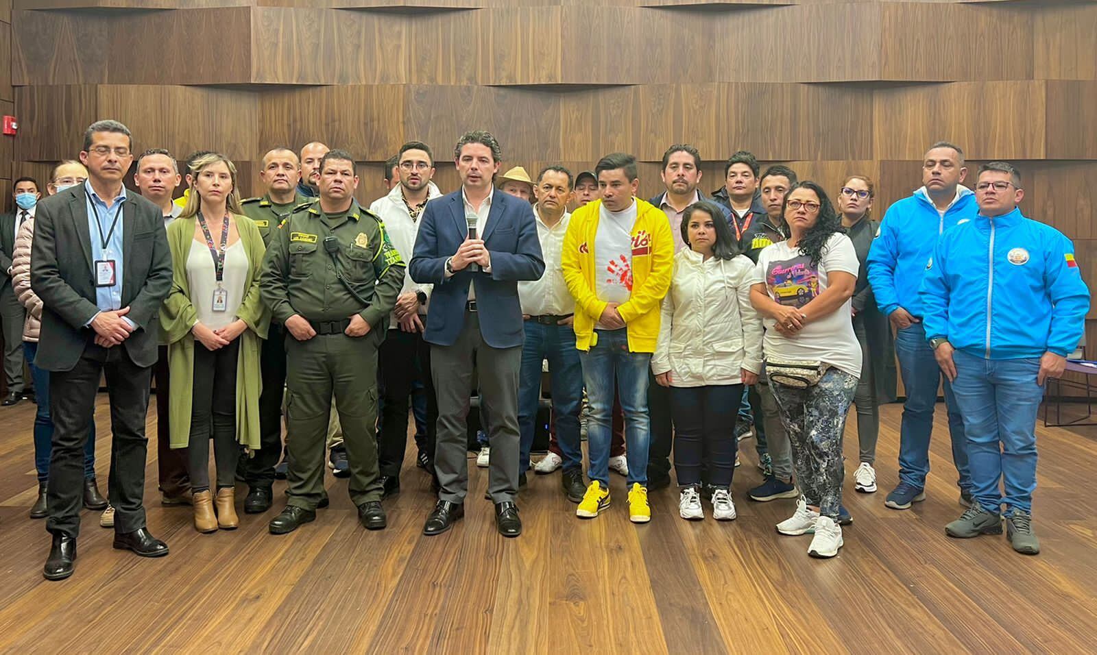 Tras una reunión entre distrito y taxistas que protestaron este martes en Bogotá por temas de inseguridad se llegó a varios acuerdos. / FOTO: Cortesía Distrito