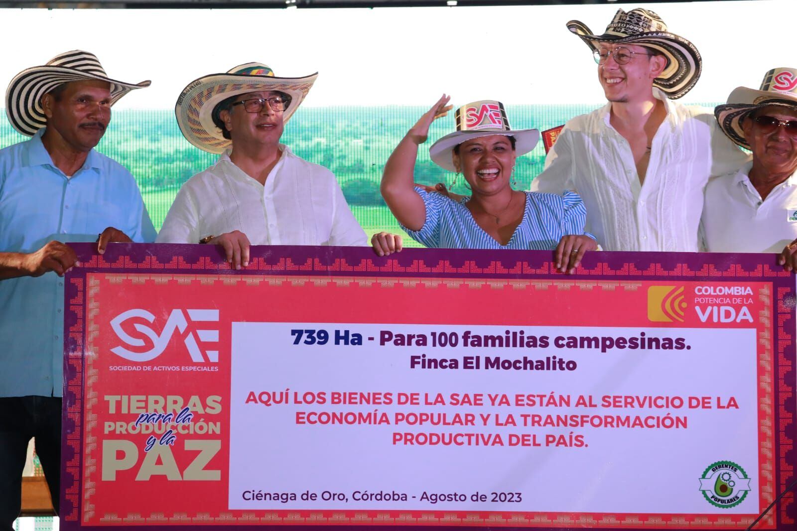 Más de 100 familias campesinas recibieron predios de la SAE en Ciénaga de Oro, Córdoba. Foto: prensa Presidencia.