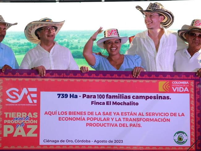 Más de 100 familias campesinas recibieron predios de la SAE en Ciénaga de Oro, Córdoba. Foto: prensa Presidencia. 