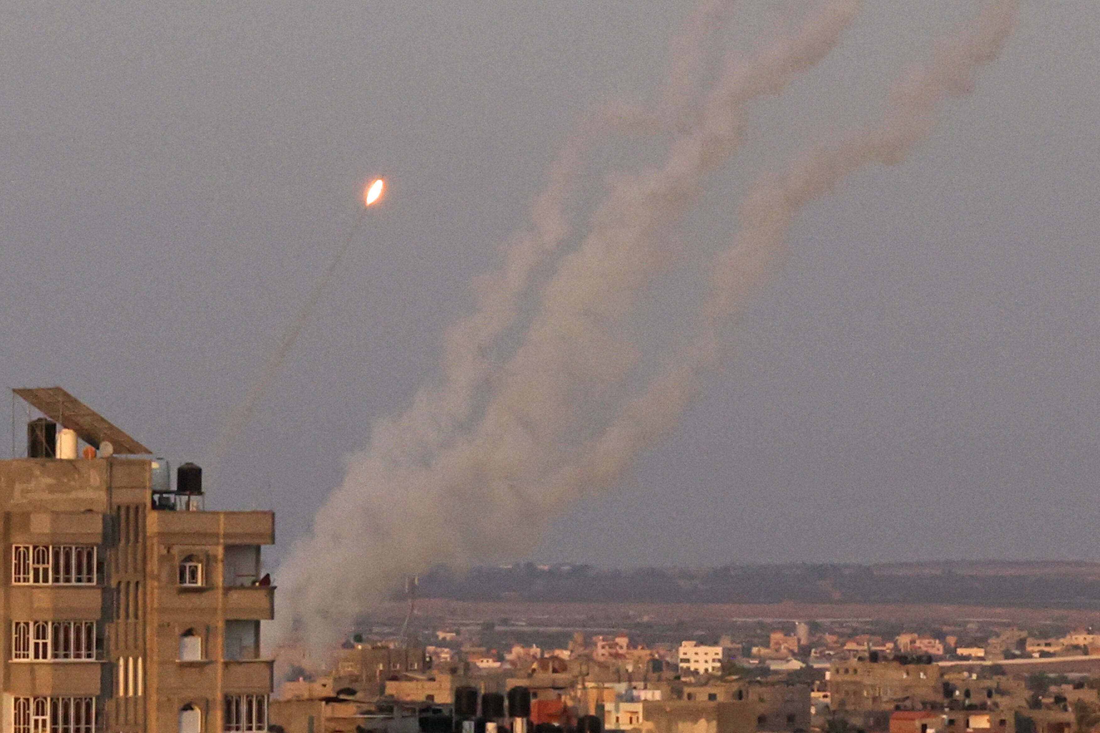 Se dispara una salva de cohetes desde la ciudad de Gaza hacia Israel, el 7 de agosto de 2022. (Photo by SAID KHATIB / AFP) (Photo by SAID KHATIB/AFP via Getty Images)