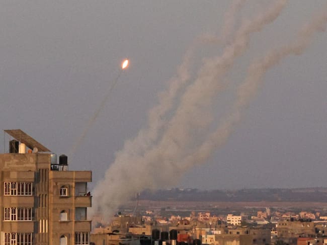 Se dispara una salva de cohetes desde la ciudad de Gaza hacia Israel, el 7 de agosto de 2022. (Photo by SAID KHATIB / AFP) (Photo by SAID KHATIB/AFP via Getty Images)