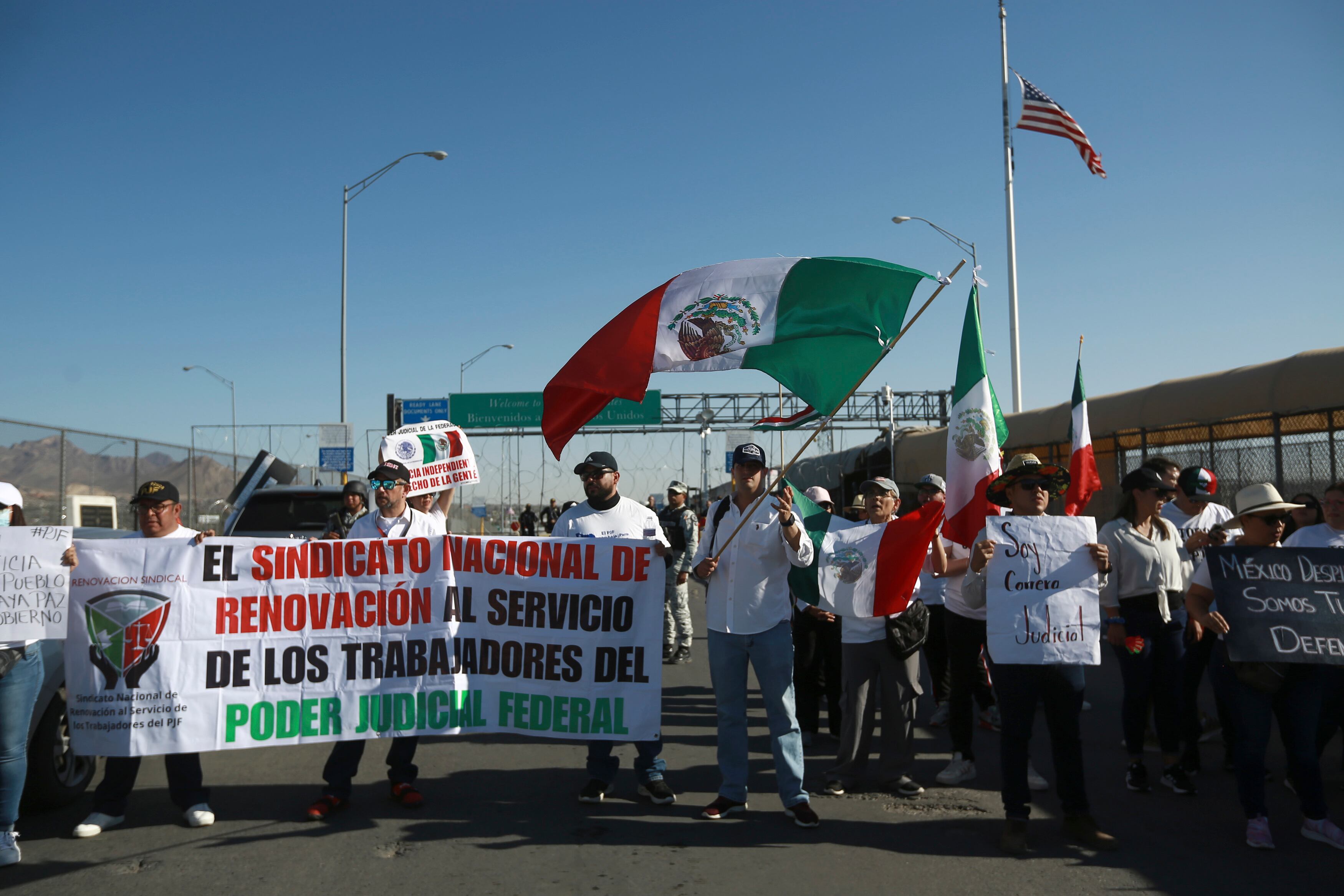 Decenas de manifestantes cerraron este viernes el Puente Internacional Córdova-Américas. Foto: EFE/Luis Torres