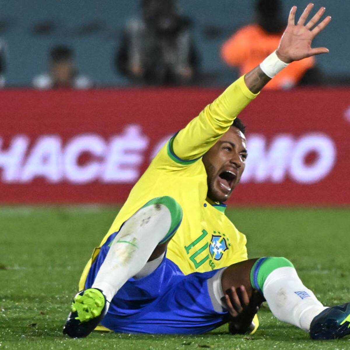 Video: Neymar salió entre lágrimas y en camilla tras una caída ante Uruguay