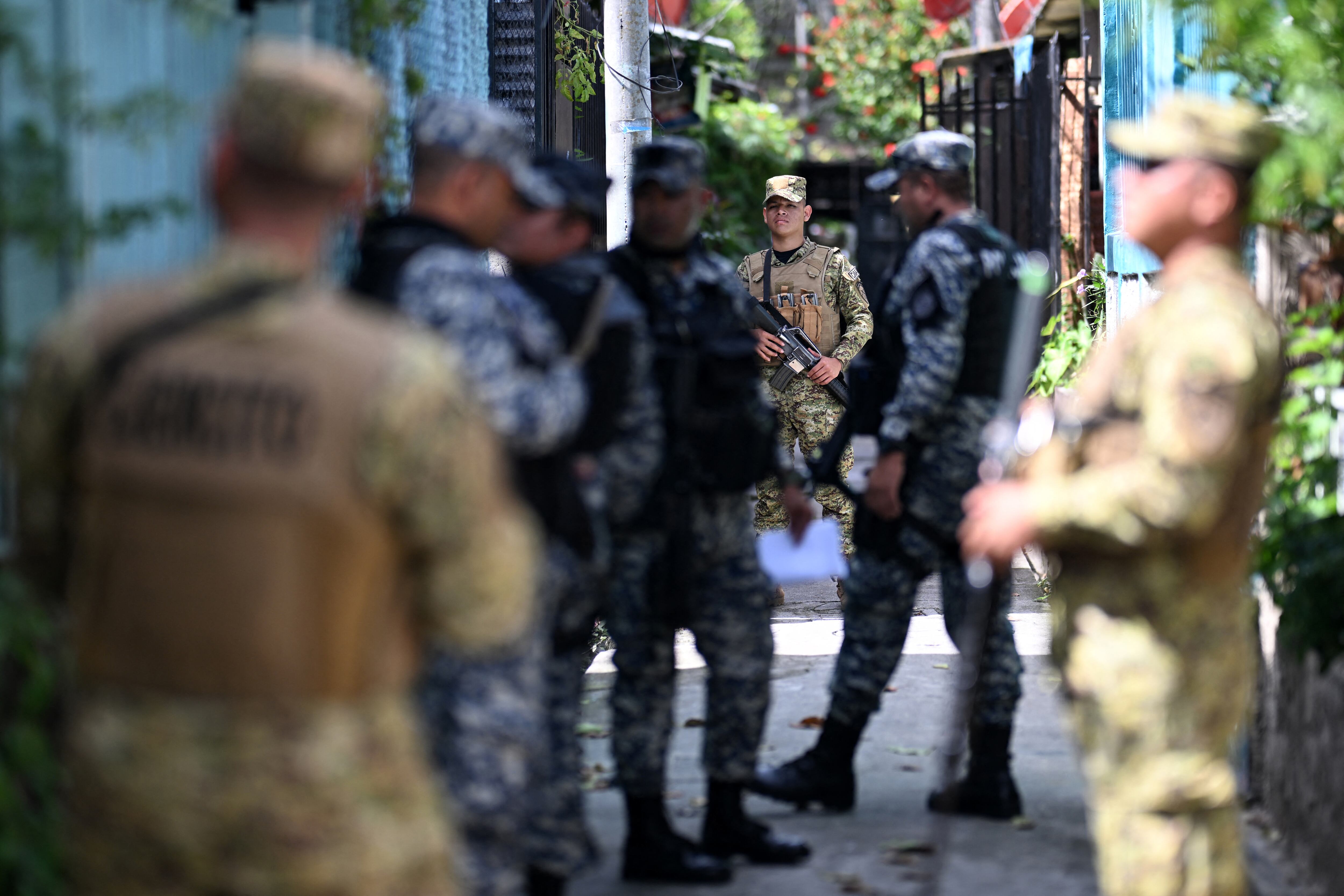 Policía y soldados salvadoreños. Foto: MARVIN RECINOS/AFP via Getty Images.