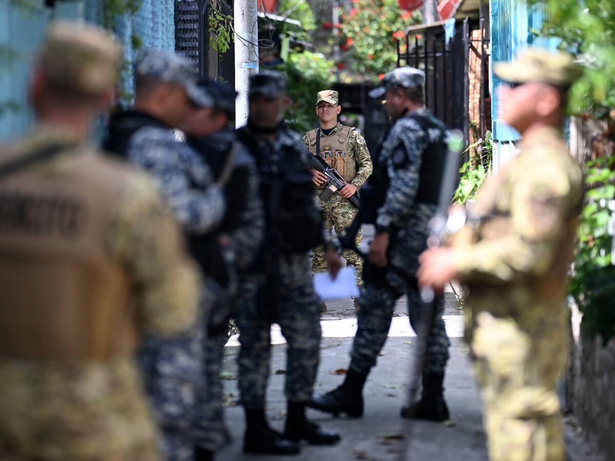 Policías salvadoreños admiten haber fabricado pruebas en la “guerra contra las pandillas”, según HRW