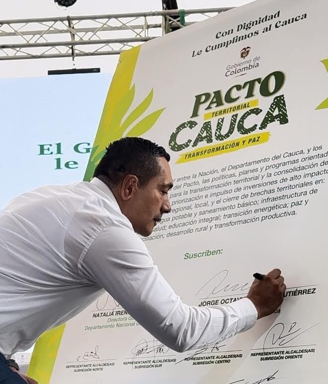 Gobernador de los caucanos Octavio Guzmán en la firma del Pacto Cauca. Crídito: Gobernación del Cauca.
