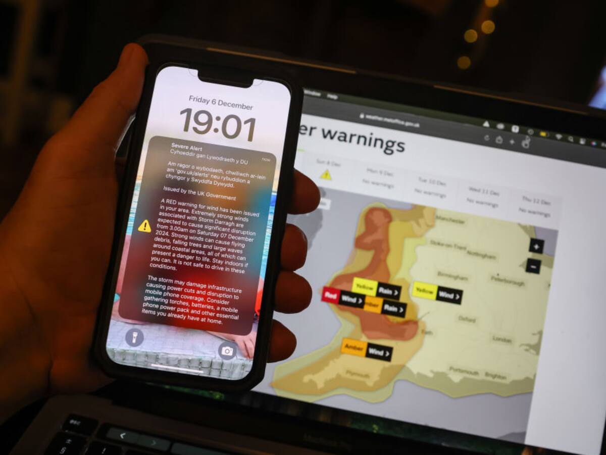 Reino Unido envió alerta móvil a 3 millones de personas por el peligro de tormenta Darragh
