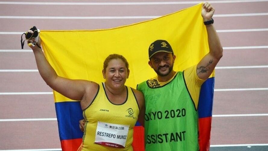 Yesennia Restrepo y Esteban Aguirre celebran en la pista del Estadio Olímpico de Tokio con el tricolor en alto y mucha felicidad. . Foto: Twitter: @COLparalimpico
