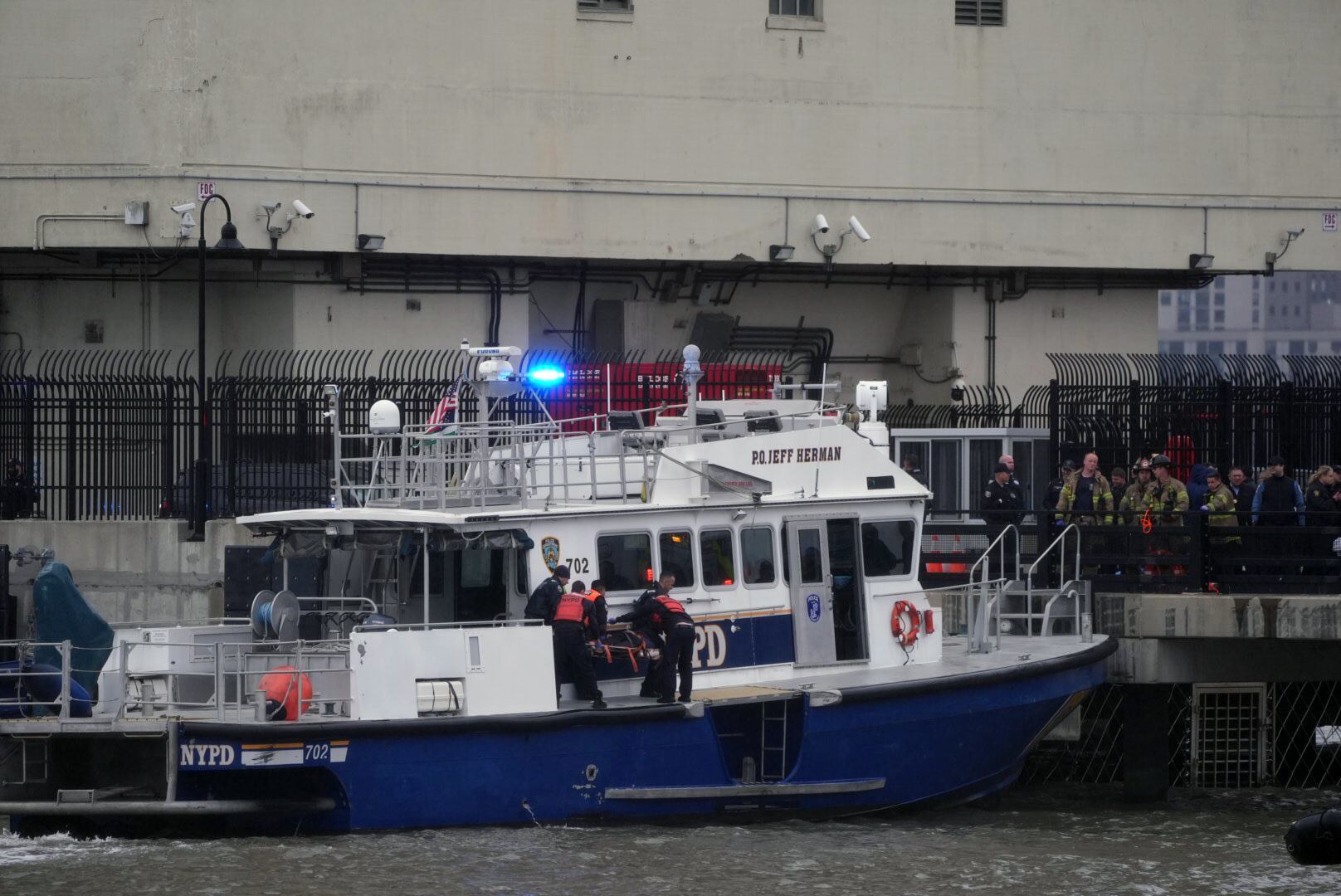 Policías y bomberos de Nueva York trabajan en el sitio del accidente. FOTO: Lokman Vural Elibol/Anadolu via Getty Images