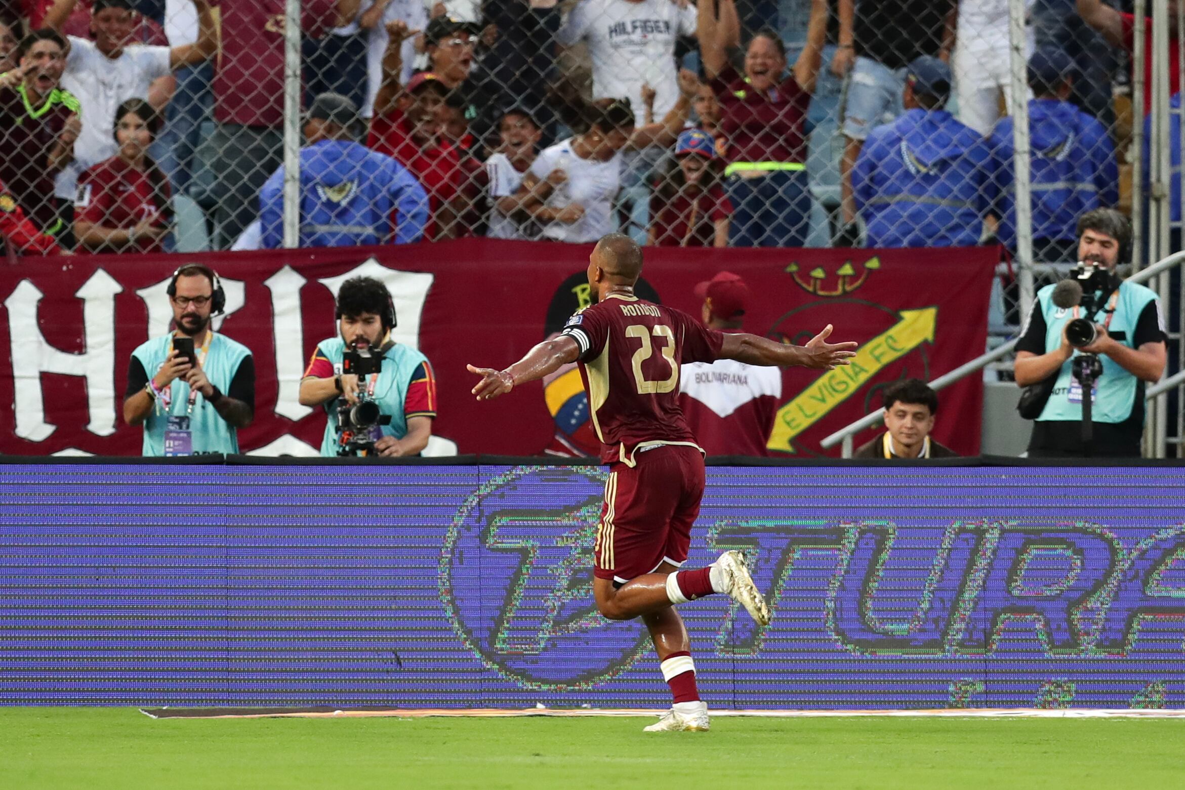 EVE6407. MATURÍN (VENEZUELA), 06/06/2025.- Salomon Rondón de Venezuela celebra un gol este viernes, en un partido por las eliminatorias sudamericanas para el Mundial 2026 entre las selecciones de Venezuela y Bolivia en el estadio Monumental de Maturin en Maturín (Venezuela). EFE/ Ronald Peña