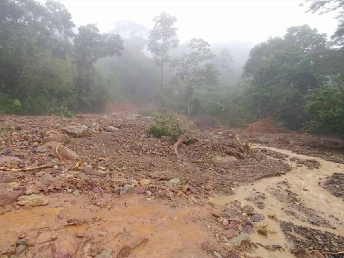 Cuatro personas están desaparecidas tras derrumbe en vía al Urabá