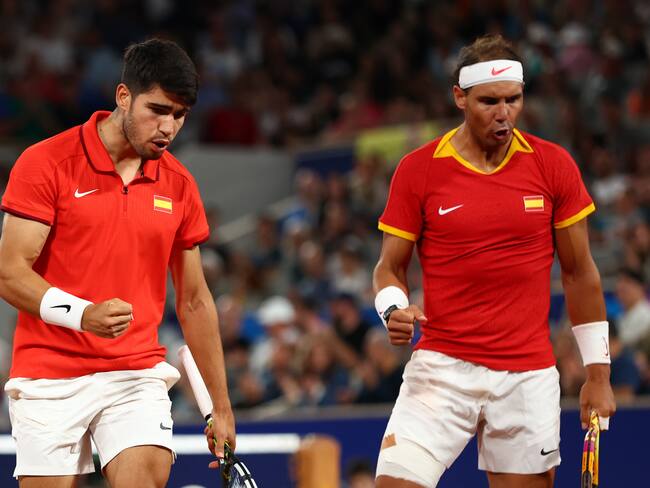 Rafael Nadal y Carlos Alcaraz. Foto: EFE/EPA/DIVYAKANT SOLANKI