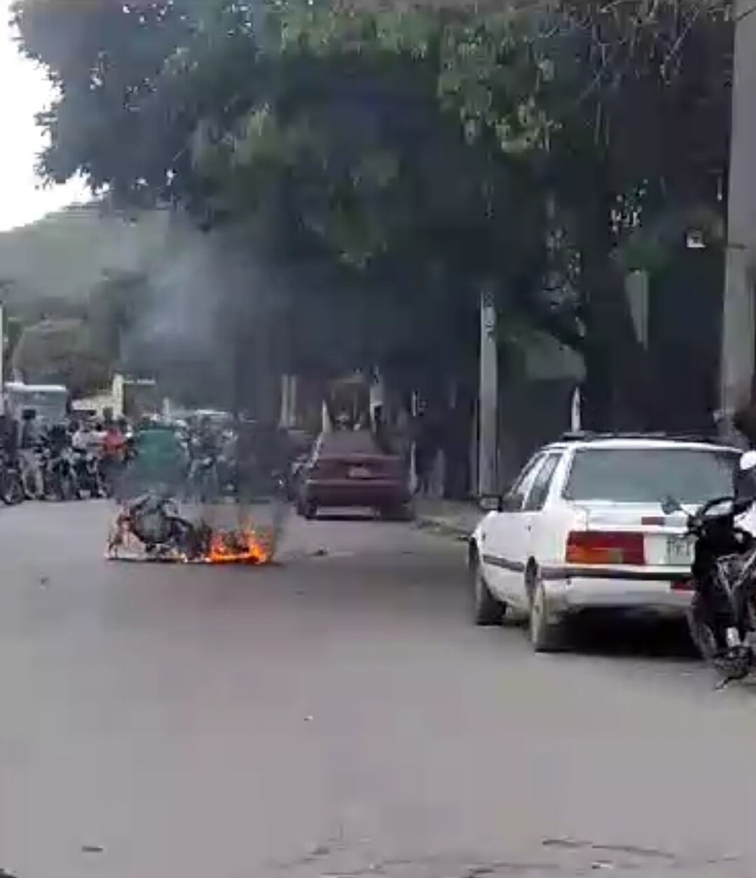 Una motocicleta de Policía incinerada. Foto: Cortesía.
