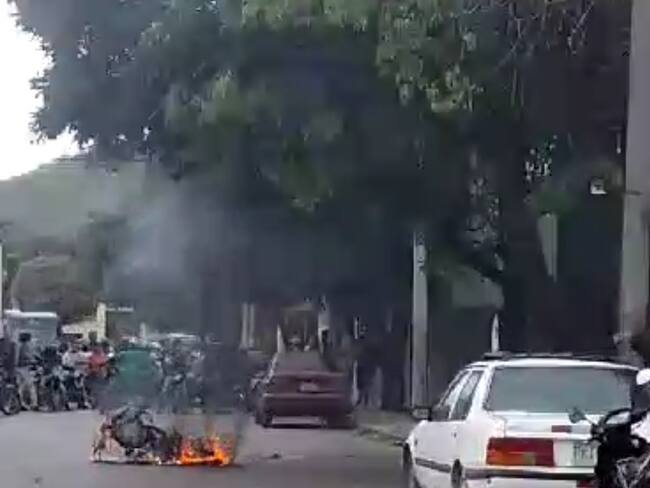 Una motocicleta de Policía incinerada. Foto: Cortesía.