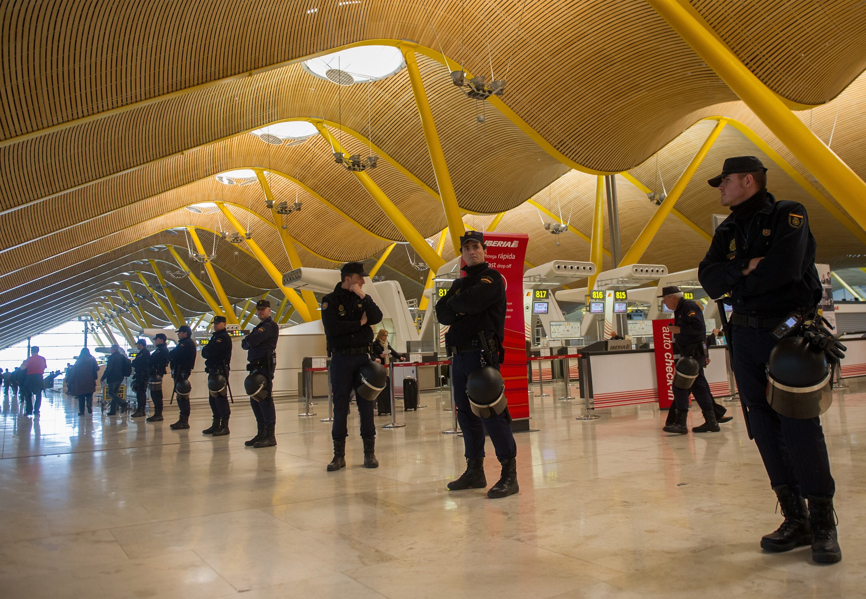 Imagen de referencia de agentes en el Aeropuerto de Barajas en Madrid, España. Foto: Getty Images / Denis Doyle / Fotógrafo autónomo