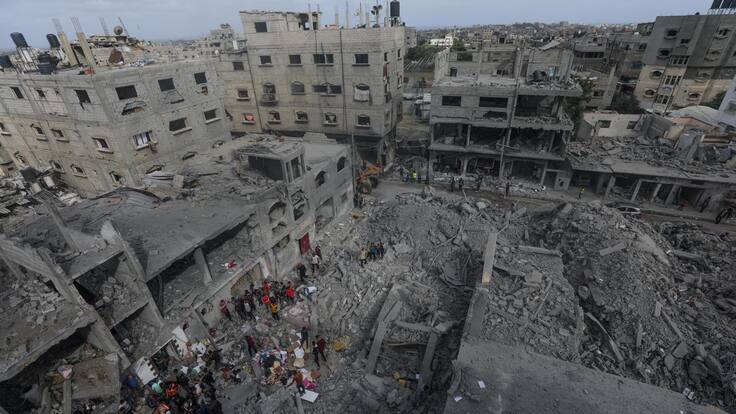 -FOTODELDIA- Al Nusairat (Gaza), 27/04/2024.- Palestinos buscan cadáveres y supervivientes entre los escombros de una casa destruida tras un ataque aéreo israelí en el campo de refugiados de Al Nusairat, al sur de la Franja de Gaza, este sábado. Más de 34.300 Palestinos y más de 1.455 israelíes han muerto, según el Ministerio de Salud palestino y las Fuerzas de Defensa de Israel (FDI).- EFE/MOHAMMED SABER