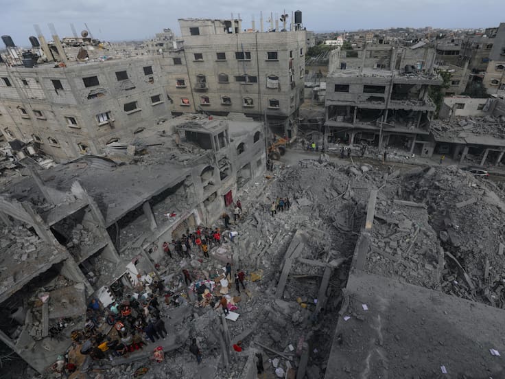 -FOTODELDIA- Al Nusairat (Gaza), 27/04/2024.- Palestinos buscan cadáveres y supervivientes entre los escombros de una casa destruida tras un ataque aéreo israelí en el campo de refugiados de Al Nusairat, al sur de la Franja de Gaza, este sábado. Más de 34.300 Palestinos y más de 1.455 israelíes han muerto, según el Ministerio de Salud palestino y las Fuerzas de Defensa de Israel (FDI).- EFE/MOHAMMED SABER