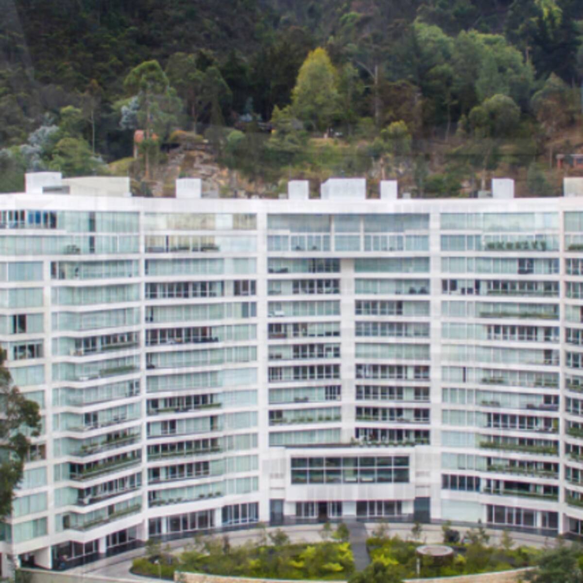 Ordenan pagar millonaria cifra a favor de los constructores del lujoso edificio Peñas Blancas