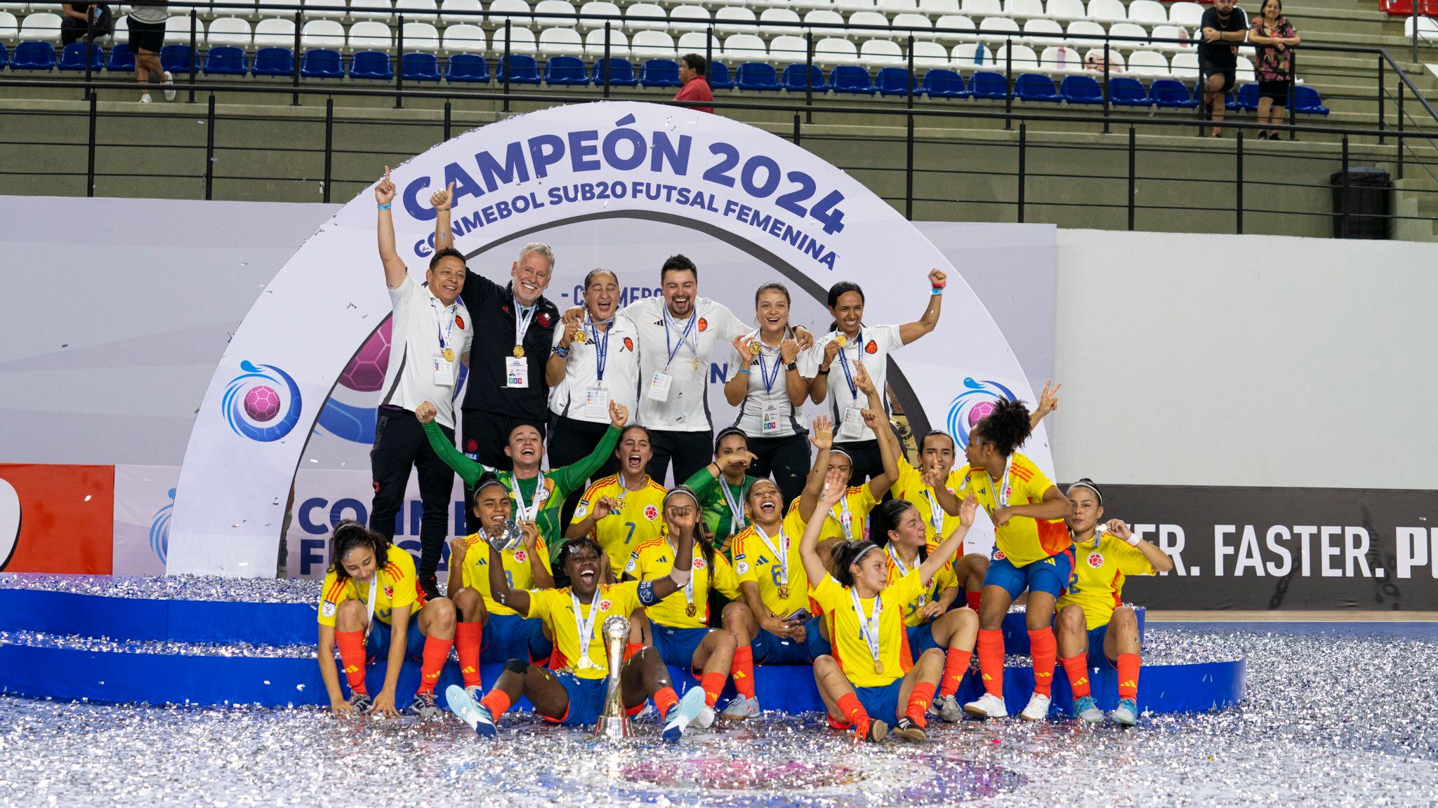 Selección Colombia femenina Sub 20, campeona del Sudamericano de futsal. Foto: Twitter Conmebol.