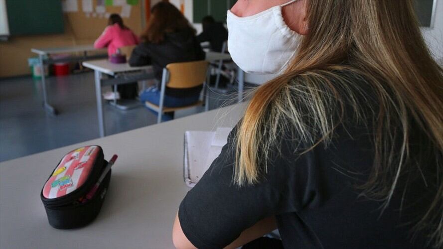 La niña dijo que "molesta", pero es mejor usar el tapabocas. Foto: Getty Images.