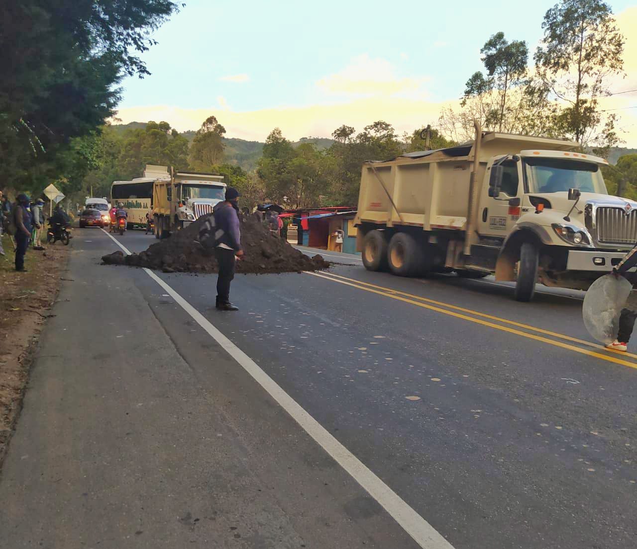 Bloqueo de comunidades en el sector de El Túnel en Cajibío, Cauca. Crédito: Red de Apoyo Cauca.