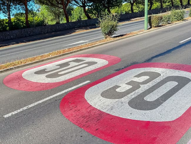 Señal de límite de velocidad pintada en la carretera (Foto vía Getty Images)
