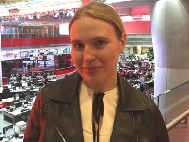 Samantha Mawdsley visitó la redacción de la BBC para contar cómo fue la conversación que se hizo viral y que muchos defienden como &quot;una inspiración&quot;. Foto: BBC Mundo