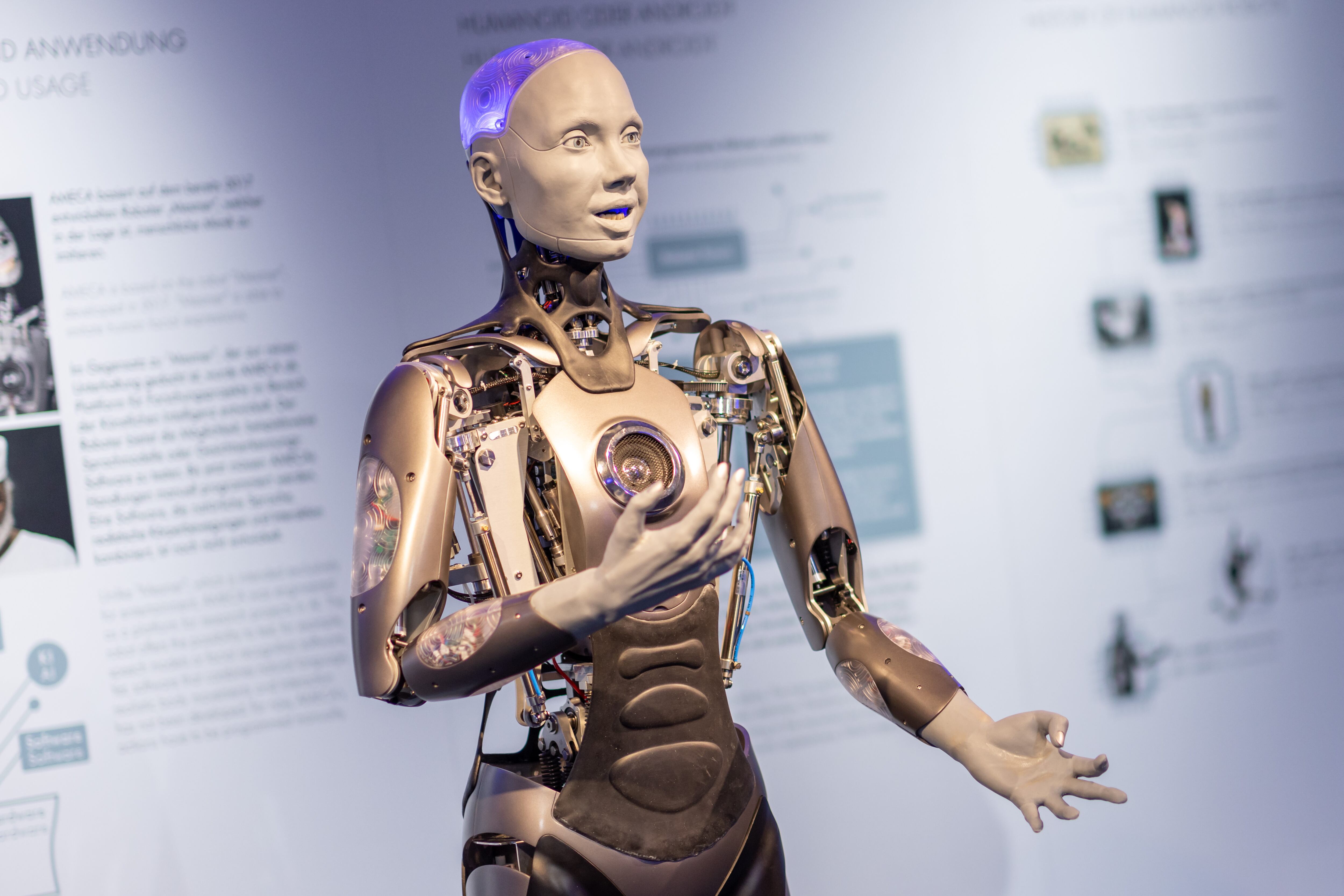 Robot AMECA en medio de la rueda de prensa | Foto: GettyImages