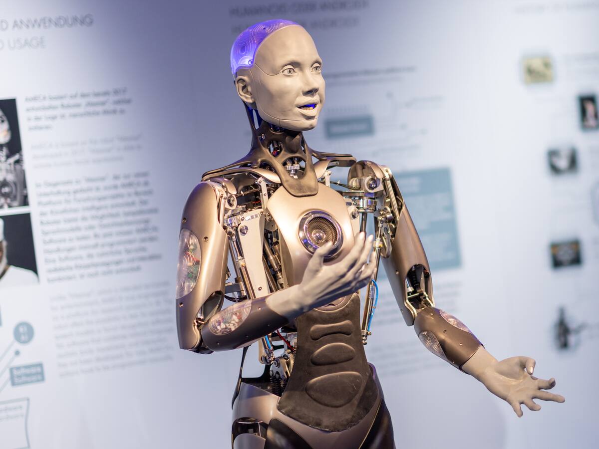 Preguntaron a robot si se rebelaría contra los humanos, su respuesta impactó