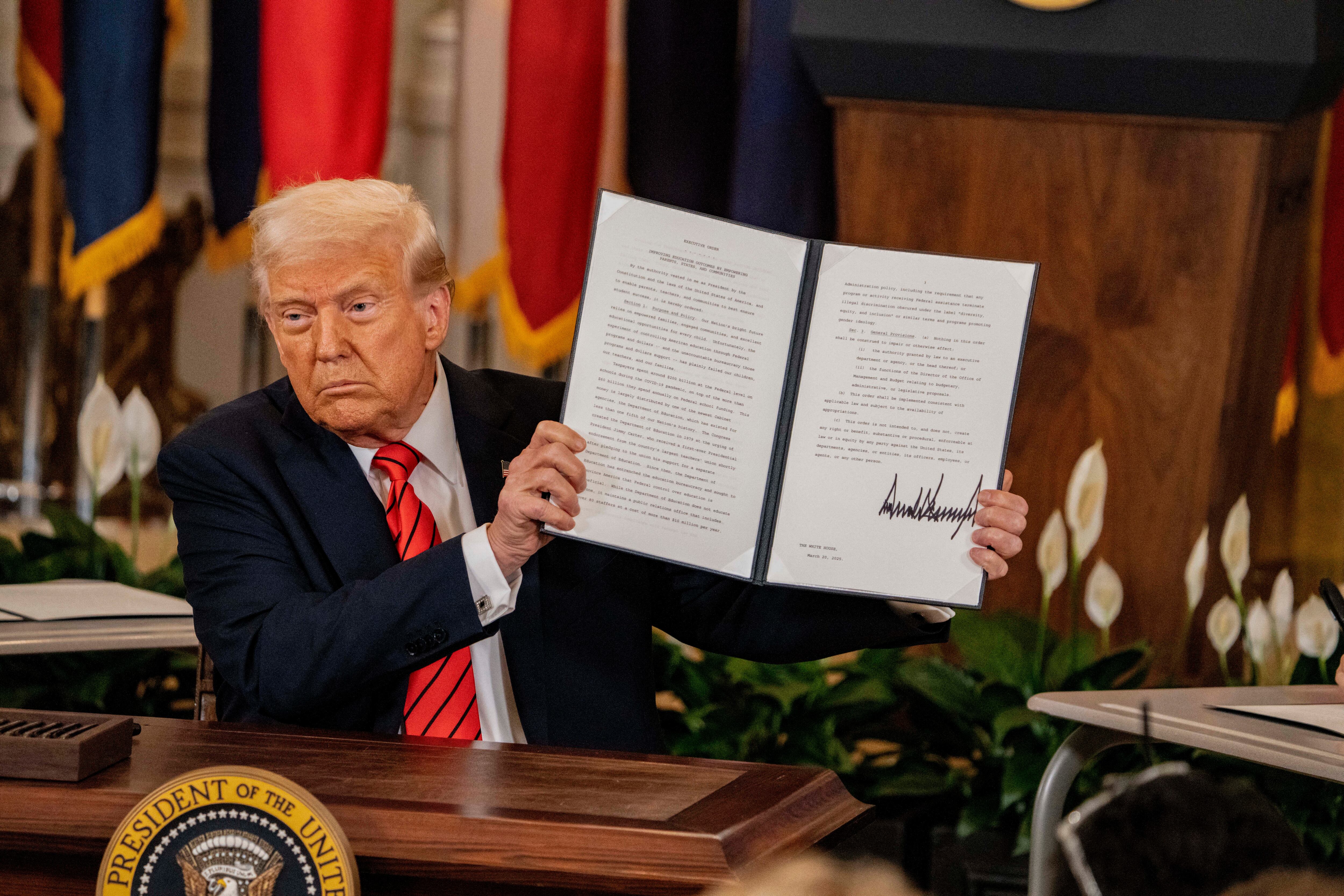 Donald Trump firma una orden ejecutiva para eliminar el Departamento de Educación en Washington, D.C. Foto: ANDRDW THOMAS/Middle East Images/AFP via Getty Images.         