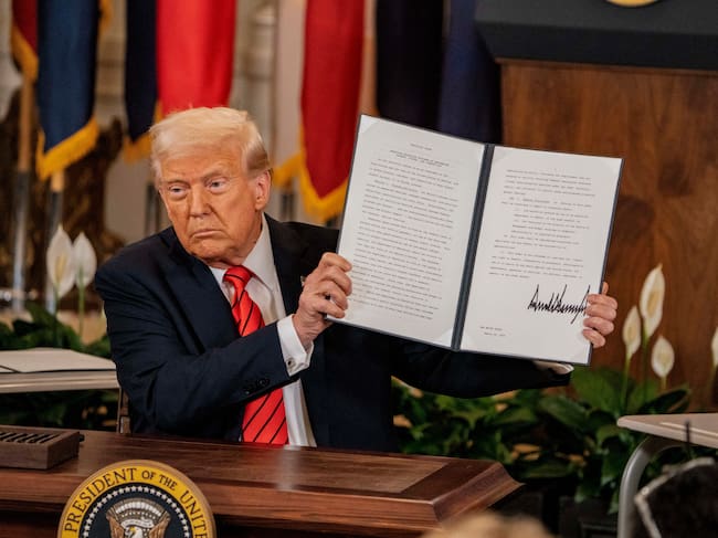 Donald Trump firma una orden ejecutiva para eliminar el Departamento de Educación en Washington, D.C. Foto: ANDRDW THOMAS/Middle East Images/AFP via Getty Images.