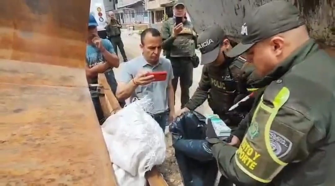 La dirección de Tránsito y Transporte de la Policía señaló que el dinero era transportado bajo la modalidad de ocultamiento en un doble fondo. Crédito: Policía Nacional.