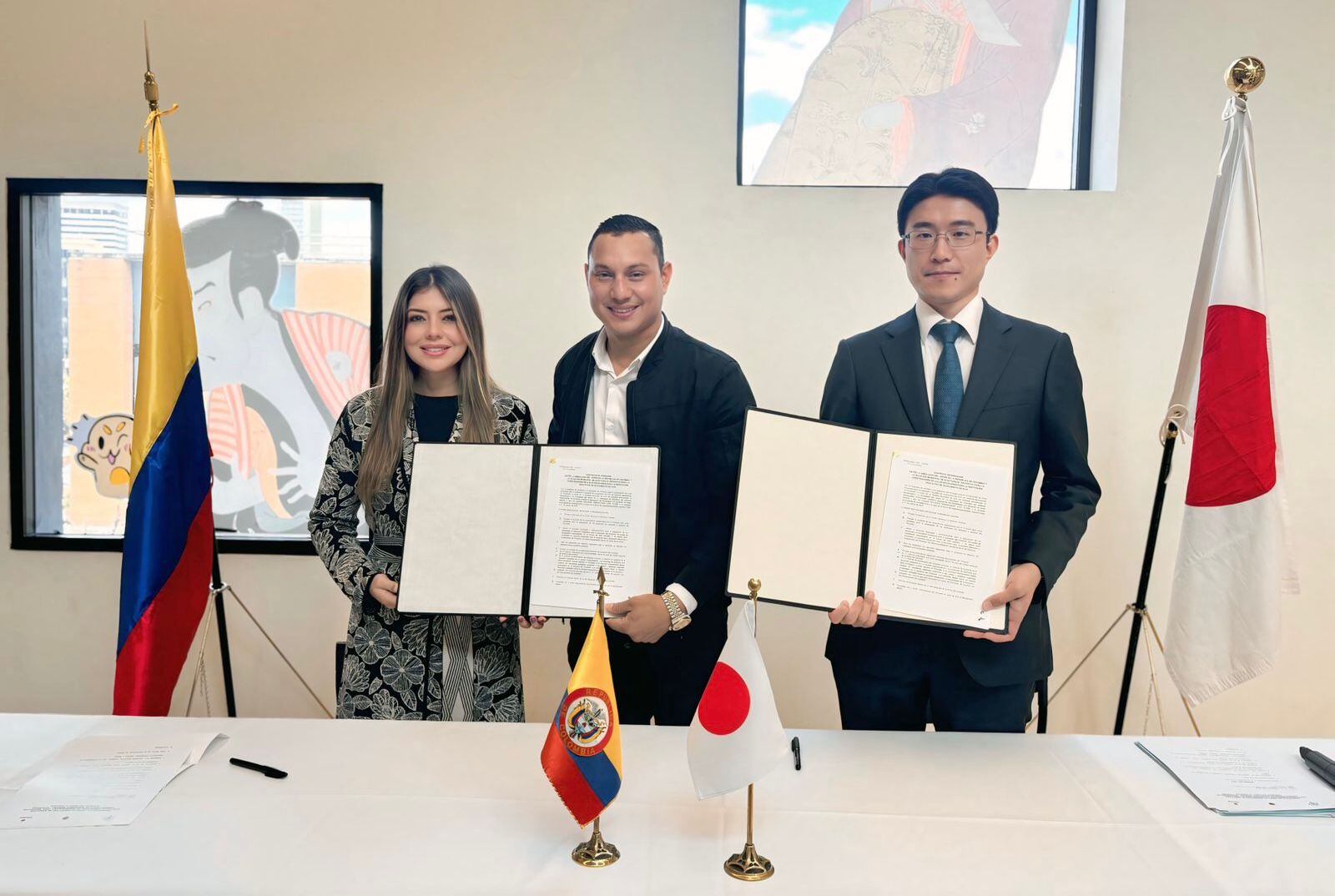 La congresista Juliana Aray, el alcalde Dainer Guzman y el consejero Kogure Yasutaka con el convenio. Foto: cortesía.