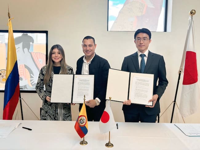 La congresista Juliana Aray, el alcalde Dainer Guzman y el consejero Kogure Yasutaka con el convenio. Foto: cortesía.