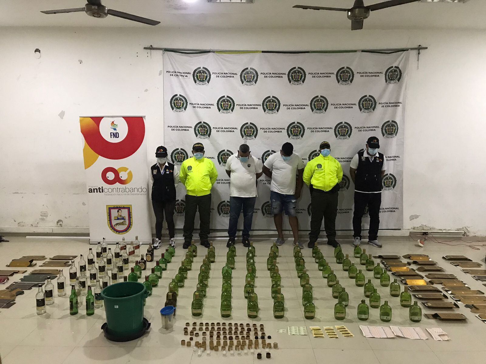 Capturan a dos personas con 113 botellas de licor adulterado en Montería. Foto: prensa Policía.