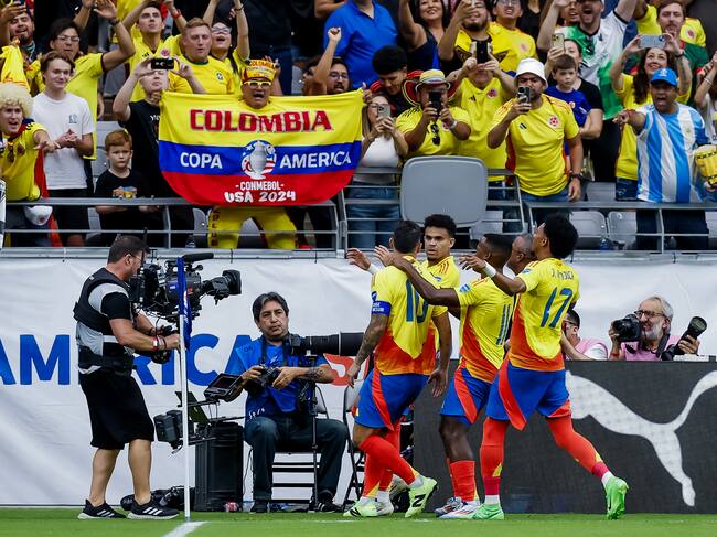Glendale (United States), 06/07/2024.- James Rodriguez (L) of Colombia reacts with teammates after scoring the 2-0 goal on a penalty kick against Panama during the first half of the CONMEBOL Copa America 2024 Quarter-finals match between Colombia and Panama, in Glendale, Arizona, USA, 06 July 2024. EFE/EPA/JOHN G. MABANGLO