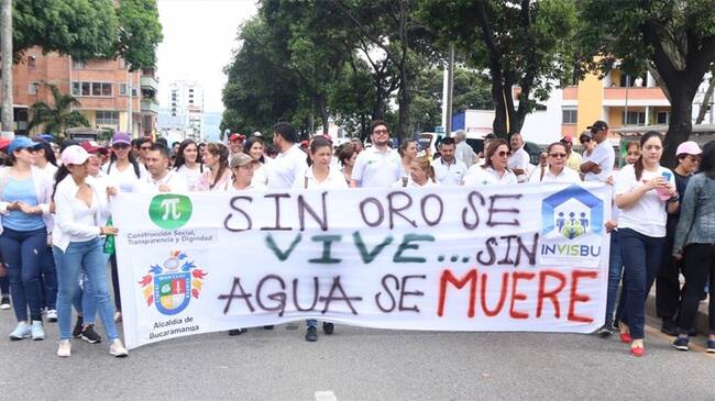 Miles de personas marchan en Bucaramanga en defensa del páramo de Santurbán. Foto: La W