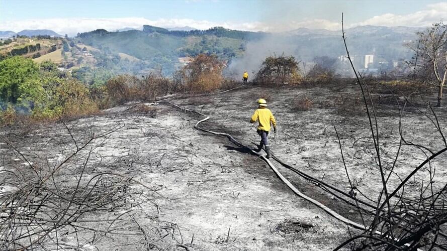 Uno de los incendios afectó gran parte de la vegetación en el sector de la 'Piedra Norte' . Foto: Cortesía Oscar Solarte